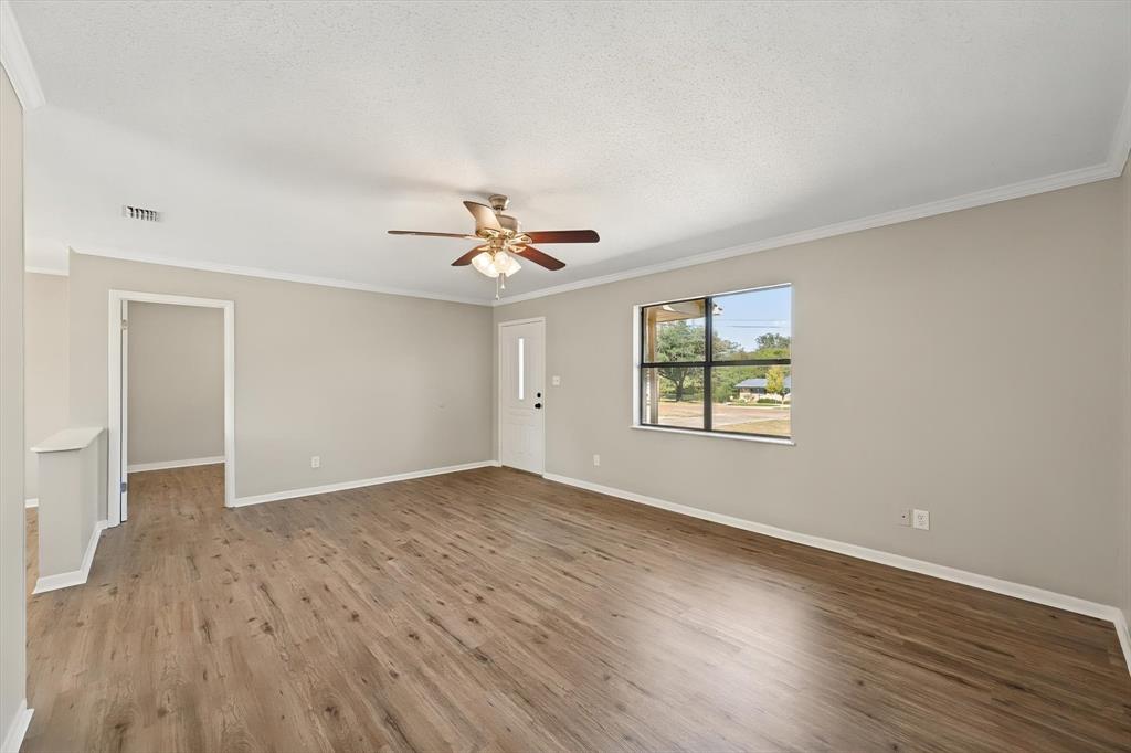 2367 Royal Drive E, Chandler, TX 75758