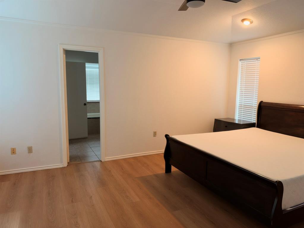 Neutral walls with wood-finish flooring, recessed ceiling lighting, a flush-mount ceiling fan, and horizontal window blinds