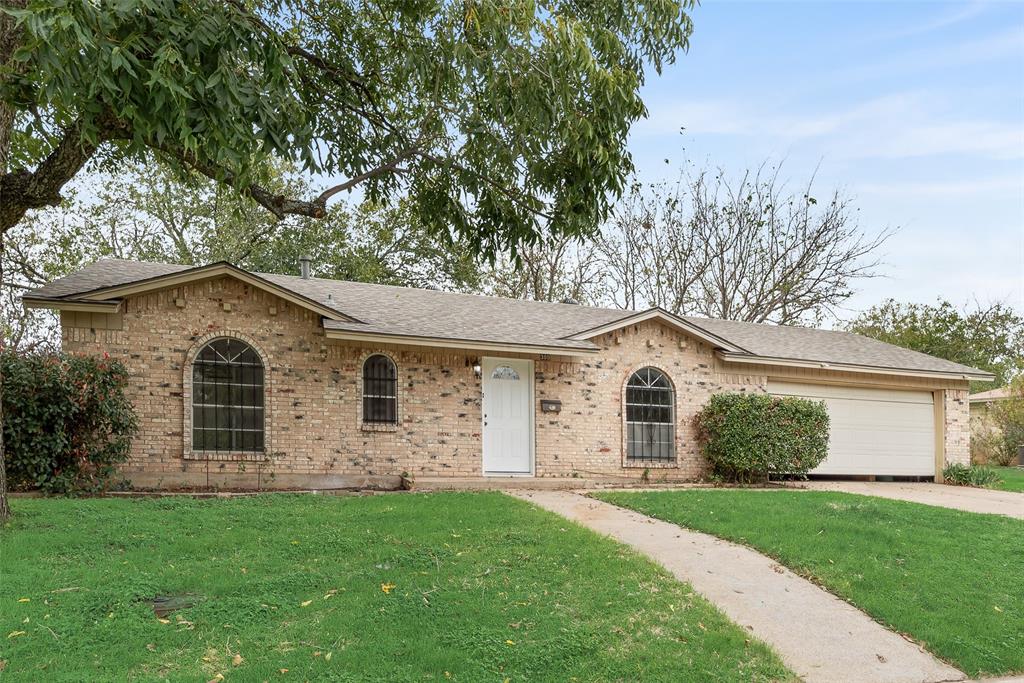300 S Cherry Lane, Granbury, TX 76048