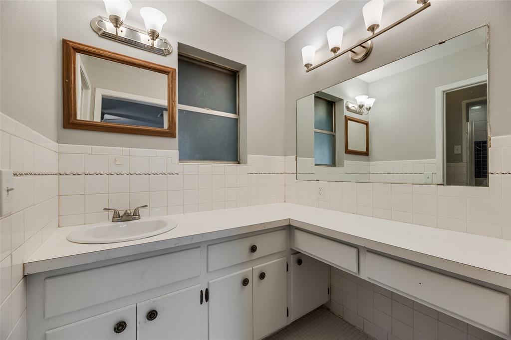 300 S Cherry Lane, Granbury, TX 76048