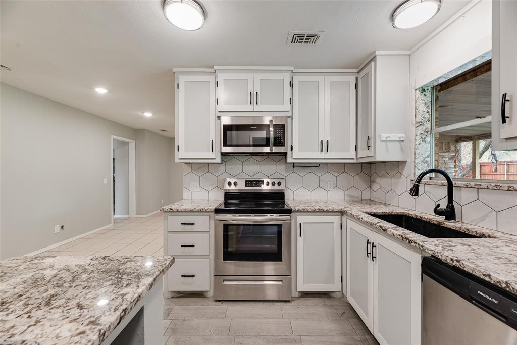 300 S Cherry Lane, Granbury, TX 76048