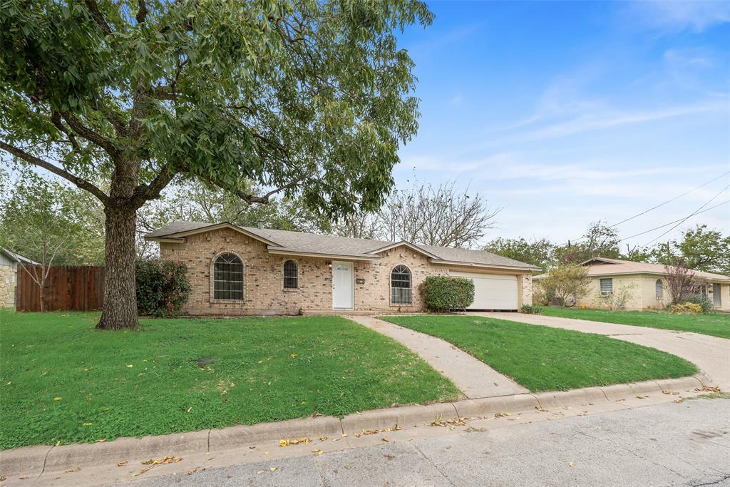 300 S Cherry Lane, Granbury, TX 76048