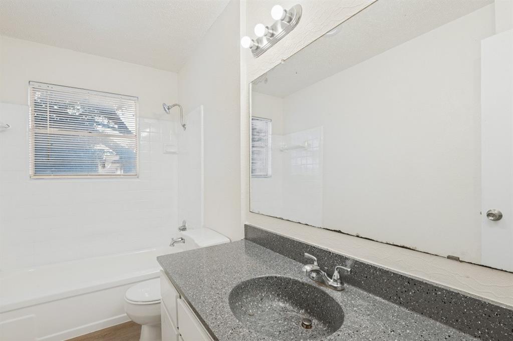 220 Brownwood Court, #222, Irving, TX 75060