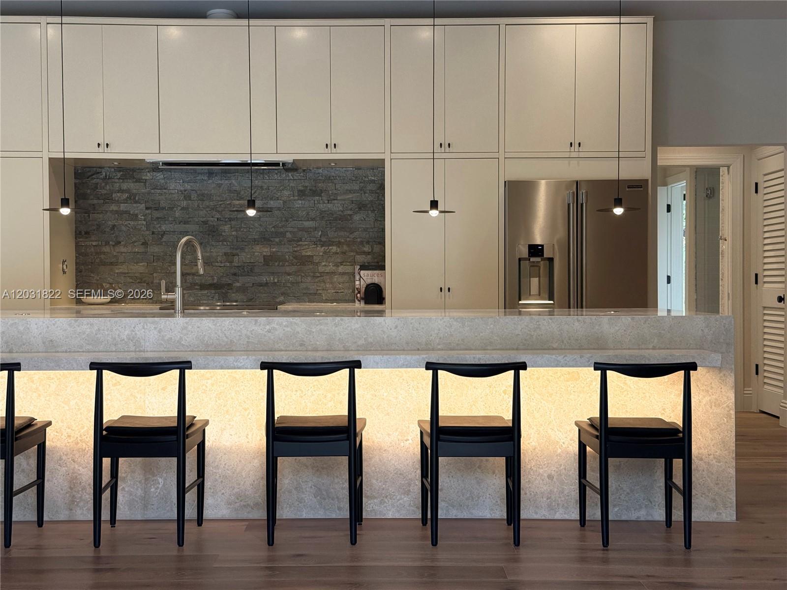 KITCHEN ISLAND WITH 7 SEATS