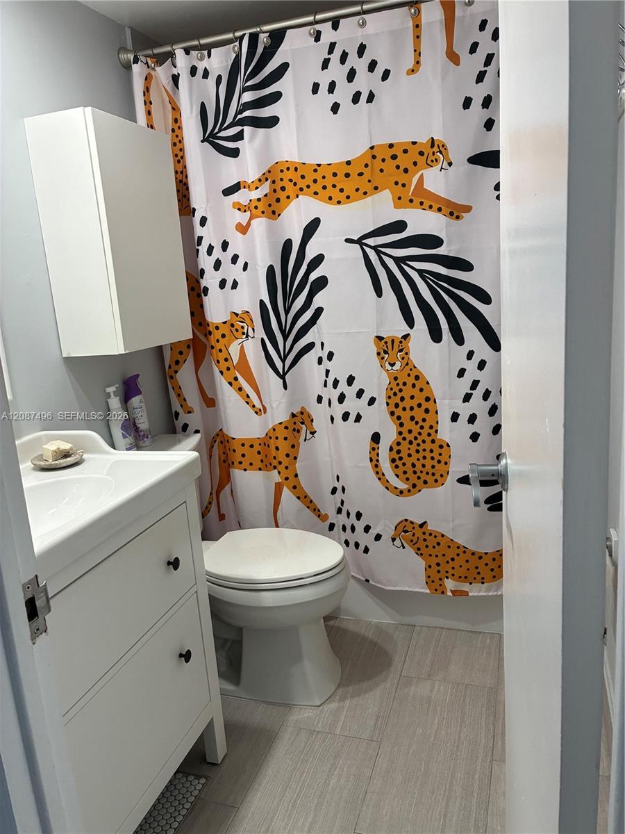 shower and tub master bedroom bathroom plus you have half bathroom in unit too