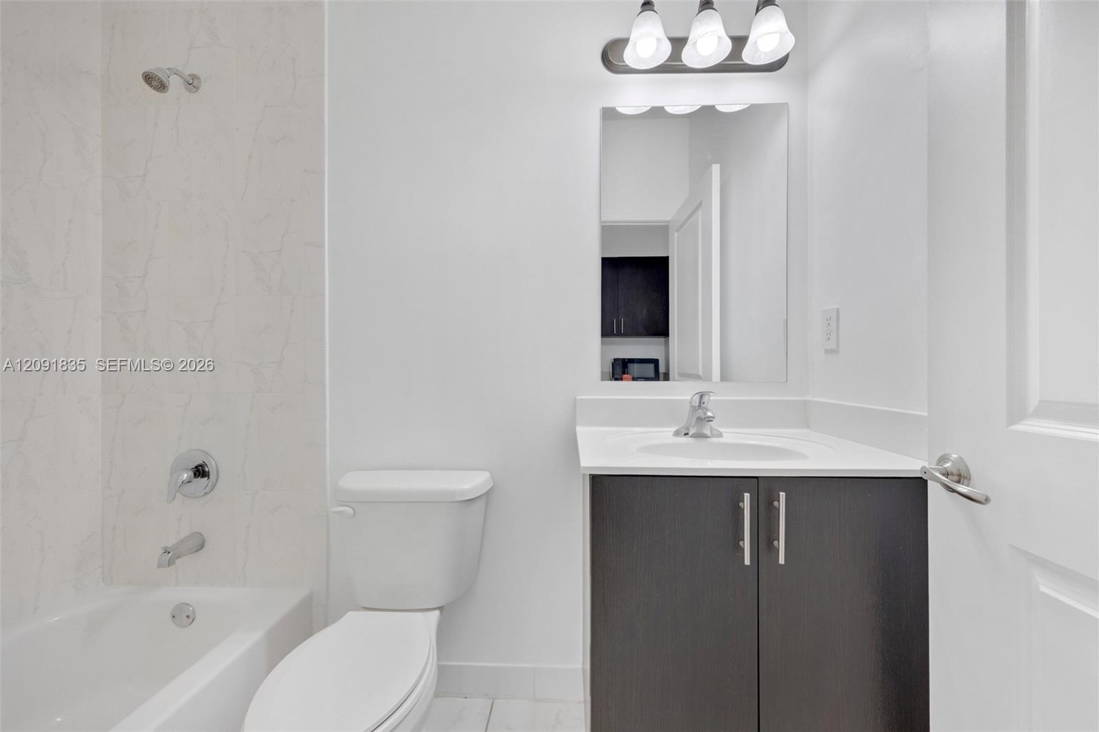 Full bathroom studio