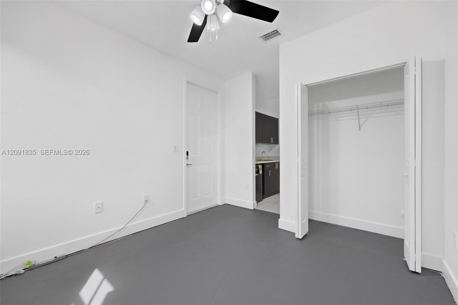 1 bedroom with closet Studio