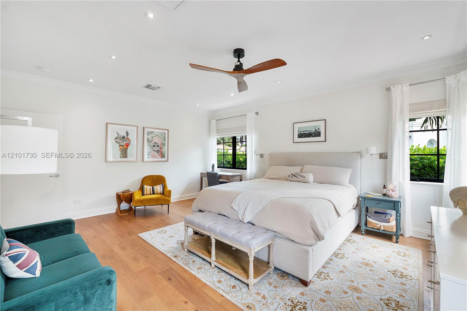 Spacious room featuring wood-finish flooring, recessed lighting, crown molding, a ceiling fan, and multi-pane windows