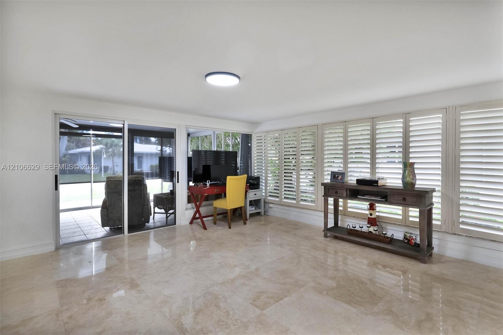 Extra large family room, can be used as desk space, Piano, Card tables, or more family room.