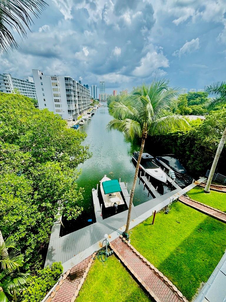 Your very own private Deeded Dock with water and electric. Ready for your boat only minutes to Haulover and the open ocean :) Your very own private Deeded Dock with water and electric. Ready for your boat only minutes to Haulover and the open ocean :)