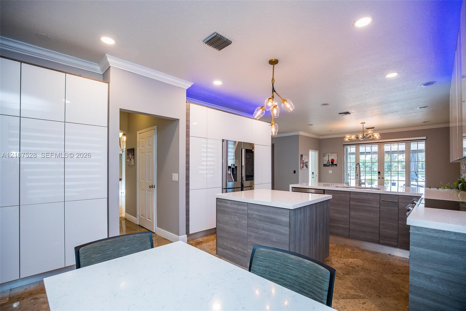 Kitchen Features Eat-in Table and island