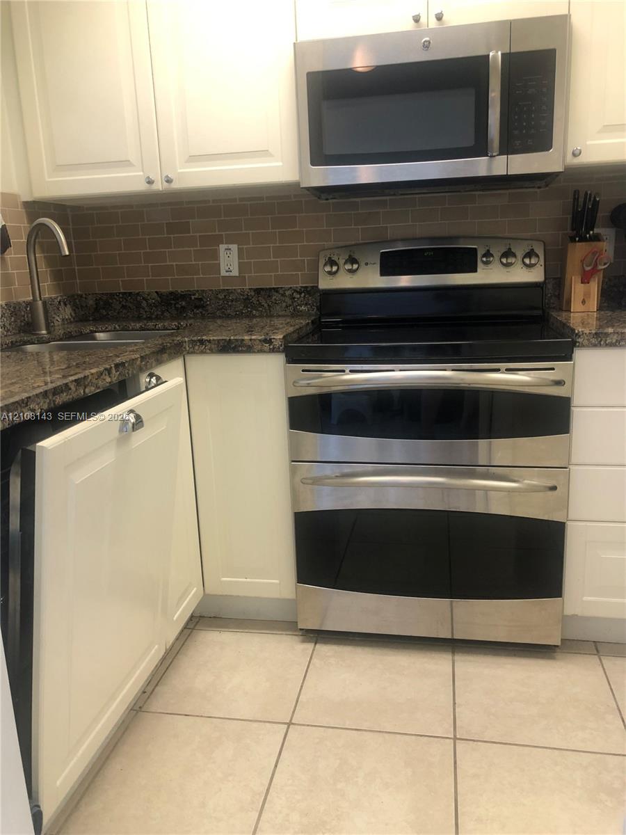 KITCHEN/CUSTOM MADE CABINETS WITH BUILD-IN DISHWASHER.