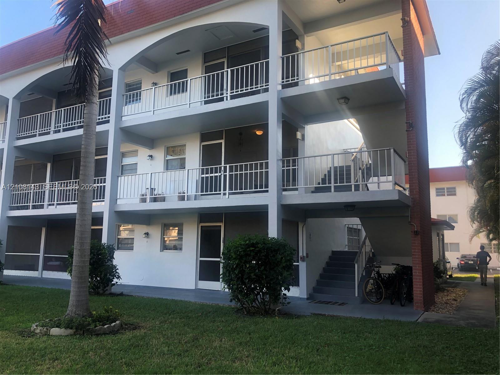 BOUTIQUE THREE STORY BUILDING (#220 IS A CORNER UNIT LOCATED ON THE 2ND FLOOR) BOUTIQUE THREE STORY BUILDING (#220 IS A CORNER UNIT LOCATED ON THE 2ND FLOOR)