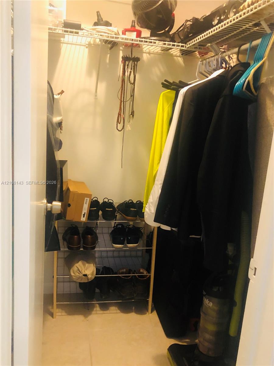 SPACIOUS WALKING CLOSET