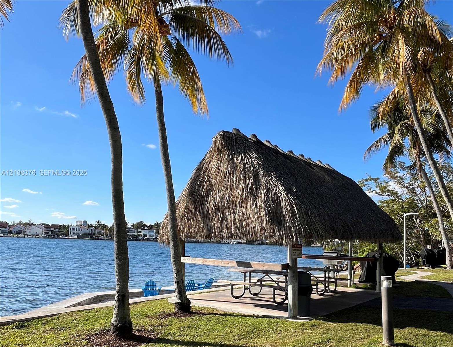 TIKI BAR , PERFECT FOR BBQ AND OFFERS SAND BEACH AND GUEST PARKING