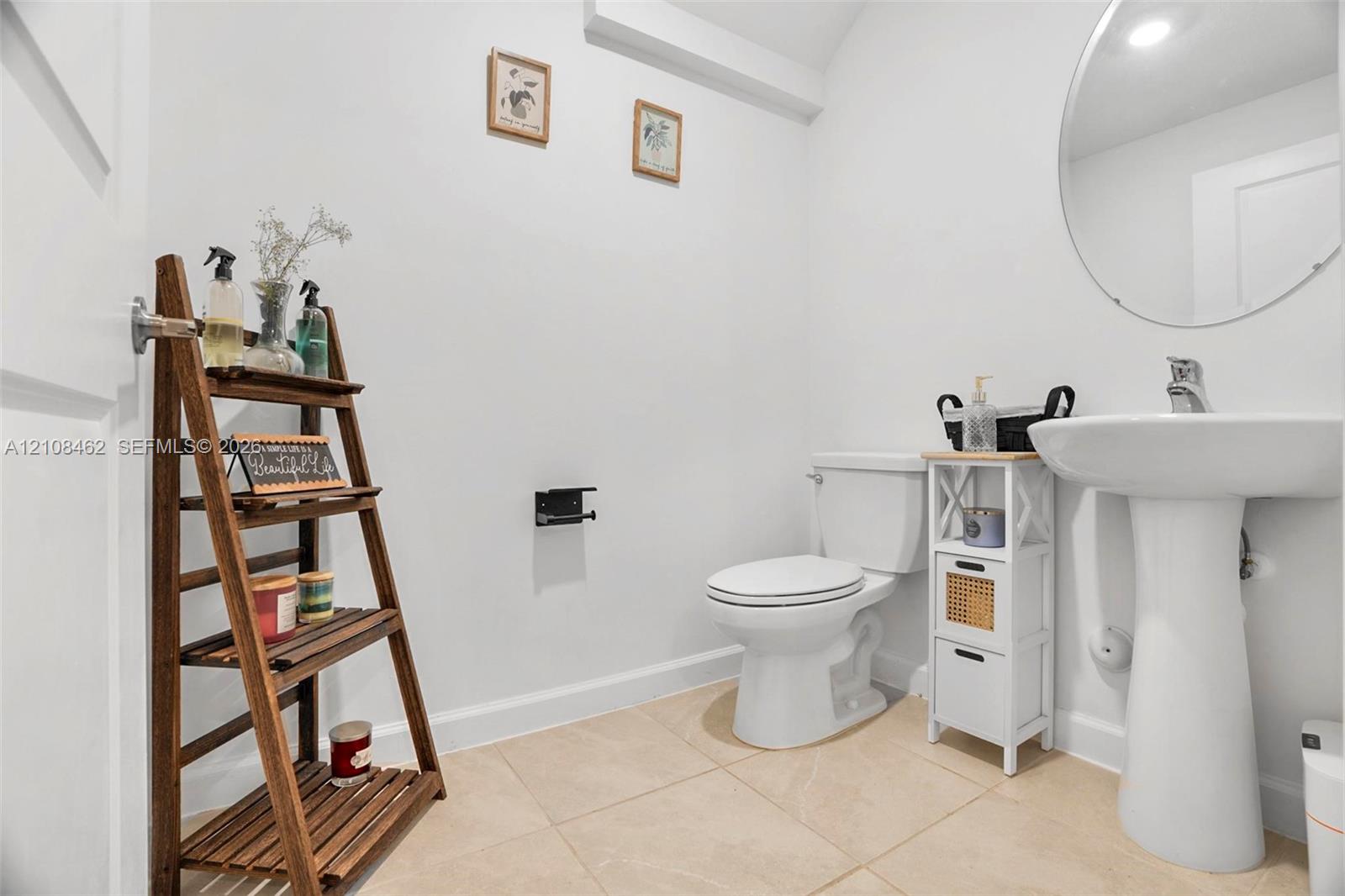 Half bathroom in the first floor