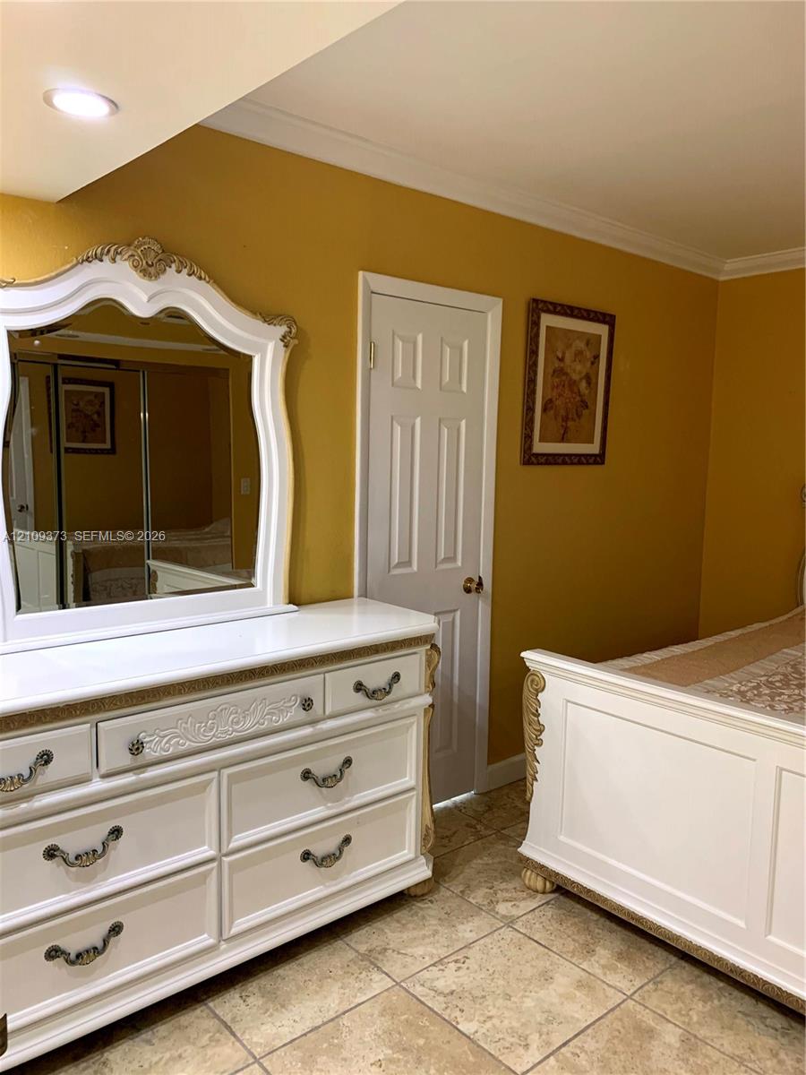 Tile flooring, crown molding, and recessed lighting