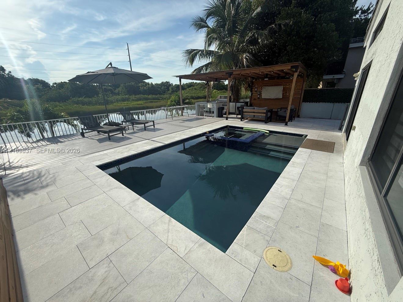 Pool & Lake View Pool & Lake View