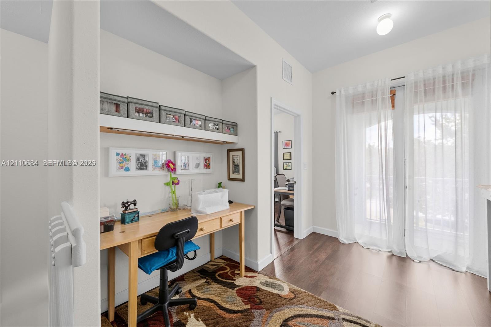 Hall small office with Built-in wall niche