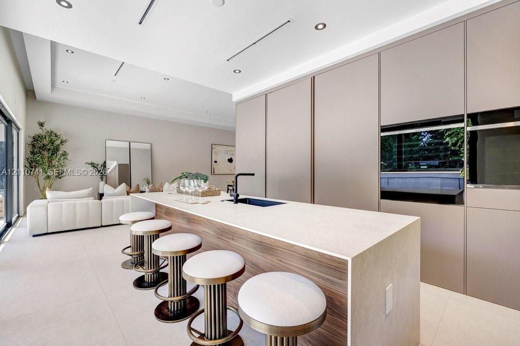 eat-in kitchen