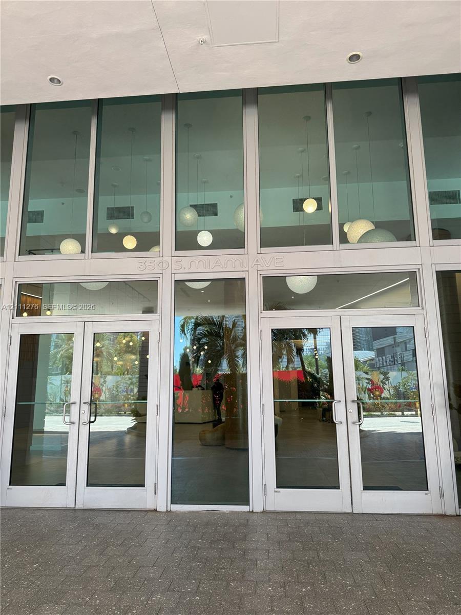 Building entrance with ample space; 24-hour security service.