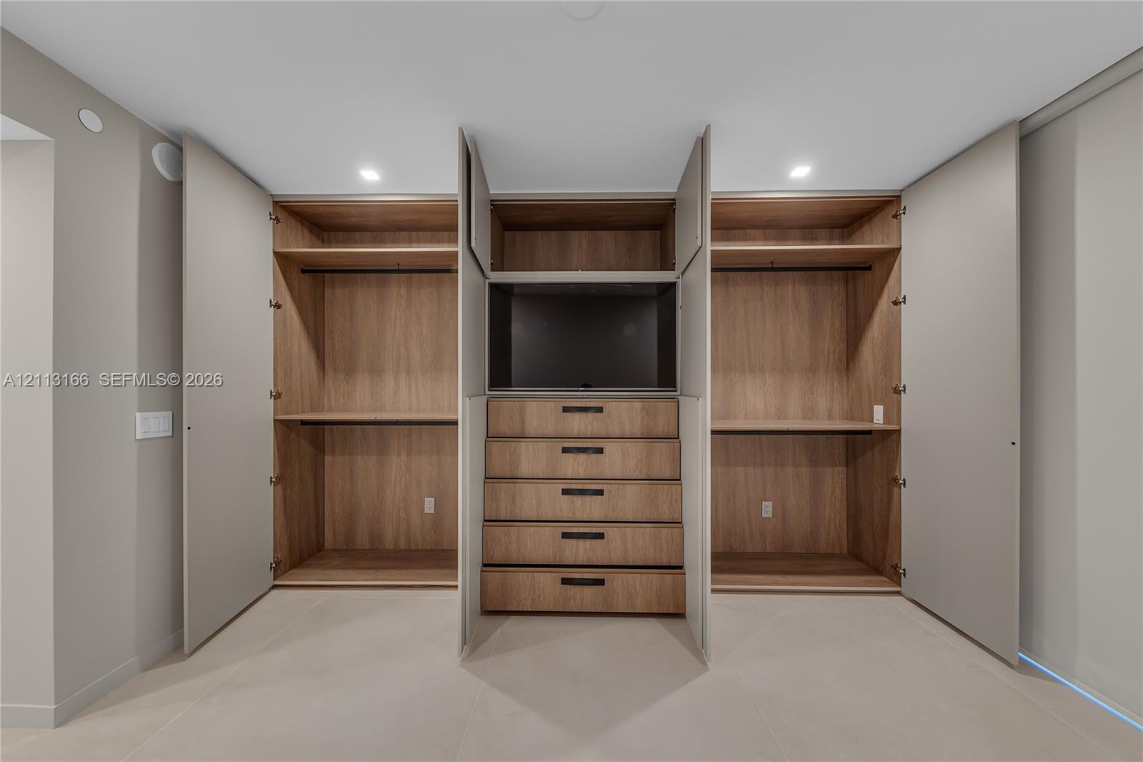 GUEST BEDROOM EUROPEAN CLOSET