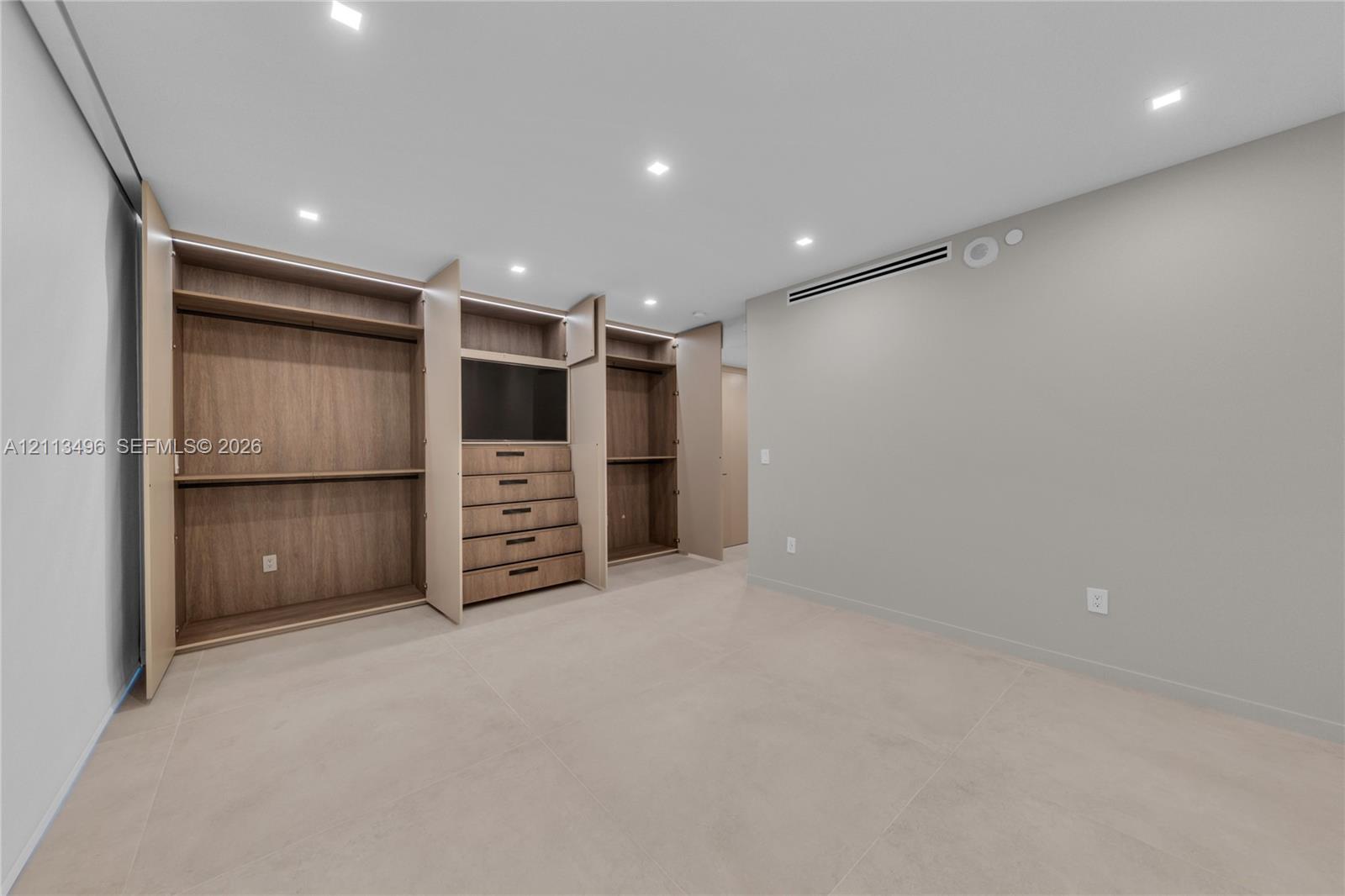 MASTER BEDROOM EUROPEAN CLOSET
