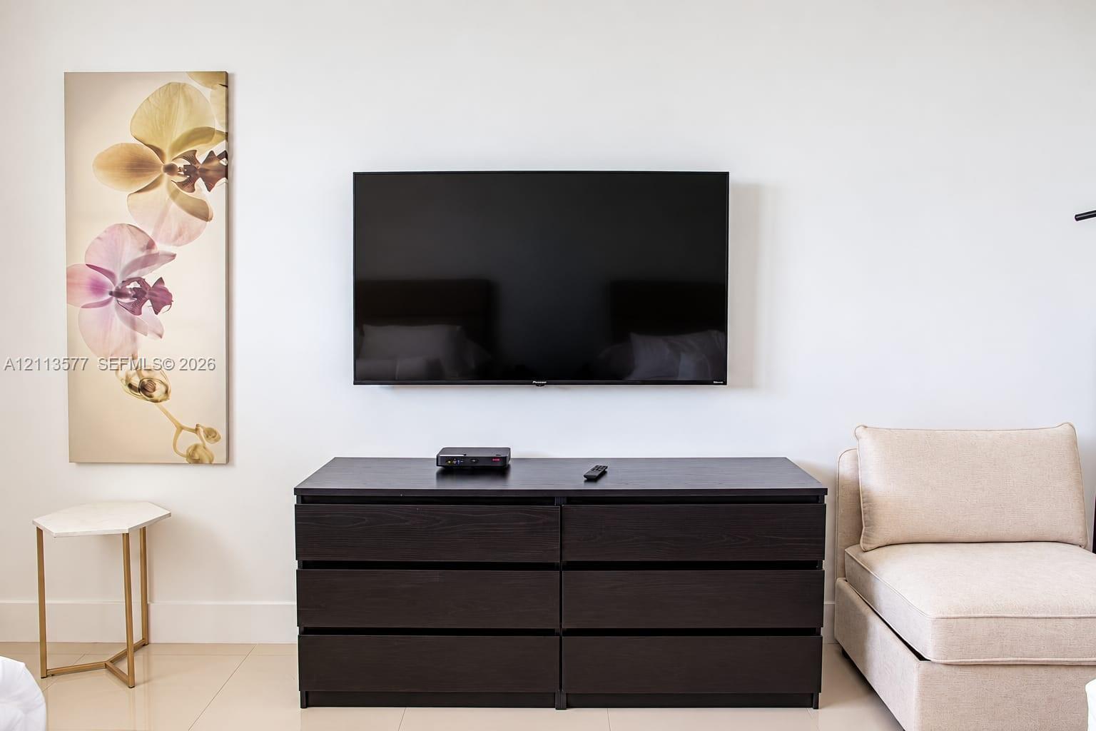 Neutral wall finish and smooth-surface flooring