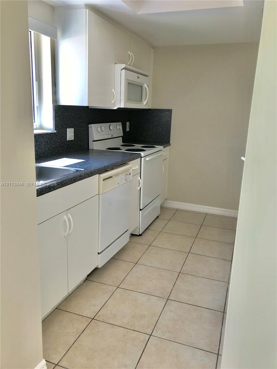 Kitchen with Washer/Dryer Kitchen with Washer/Dryer