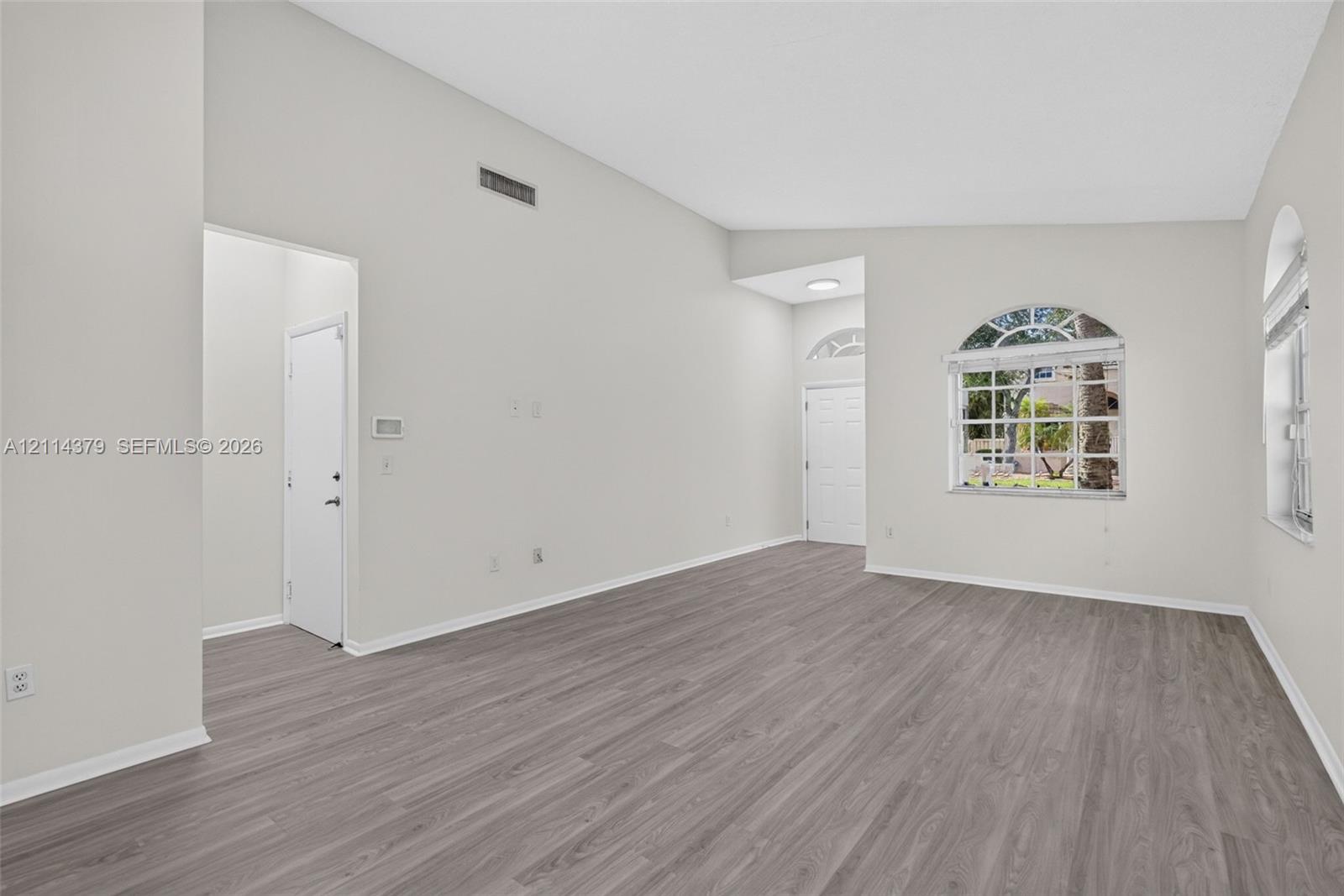 Photo 4 Photo 4