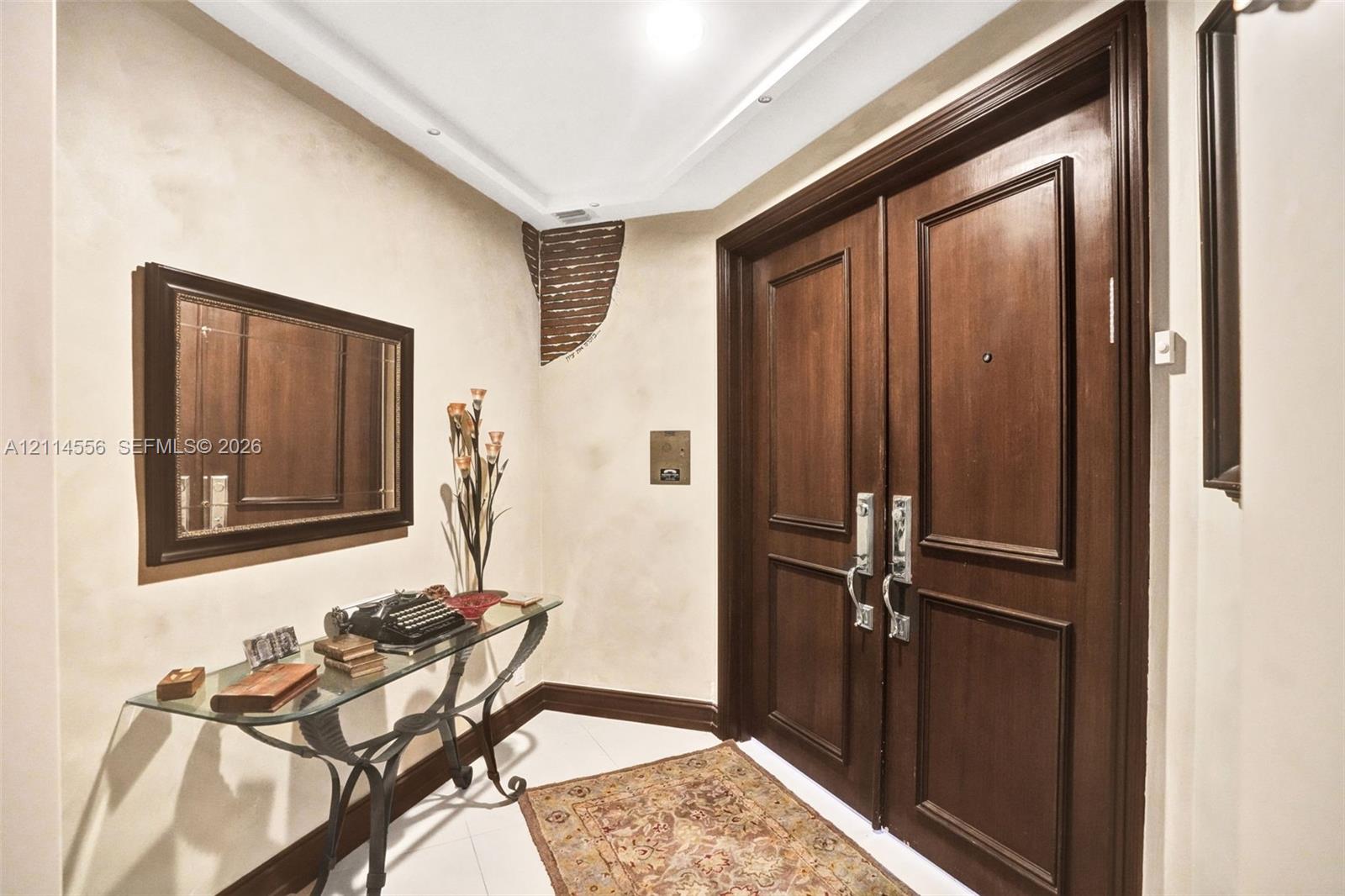 FOYER ENTRY