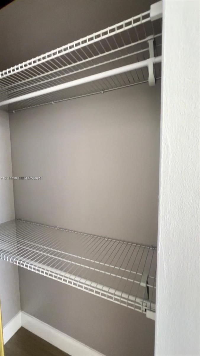 Built-in wire shelving system with an integrated clothes rod