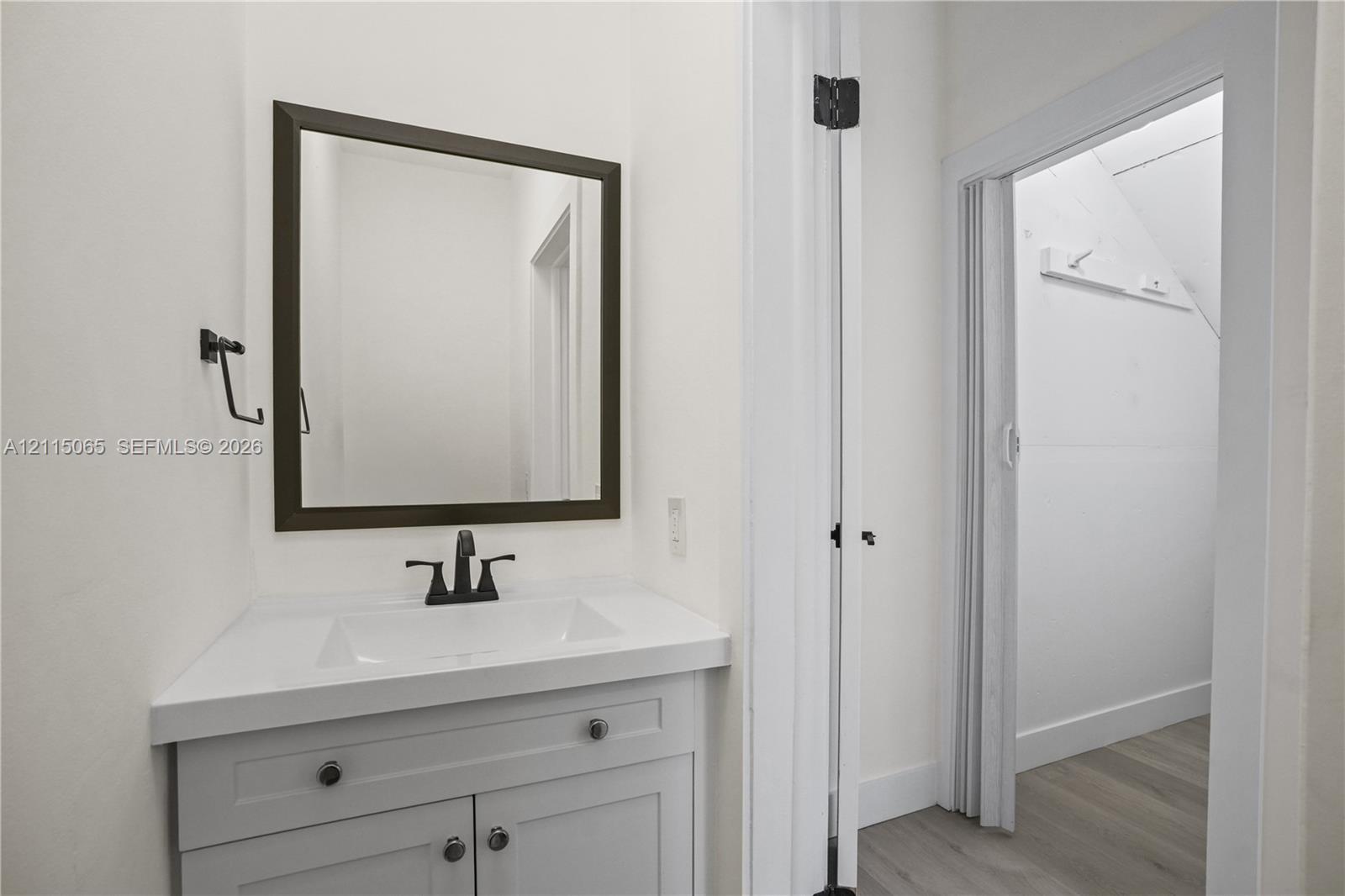 Half bathroom / first floor