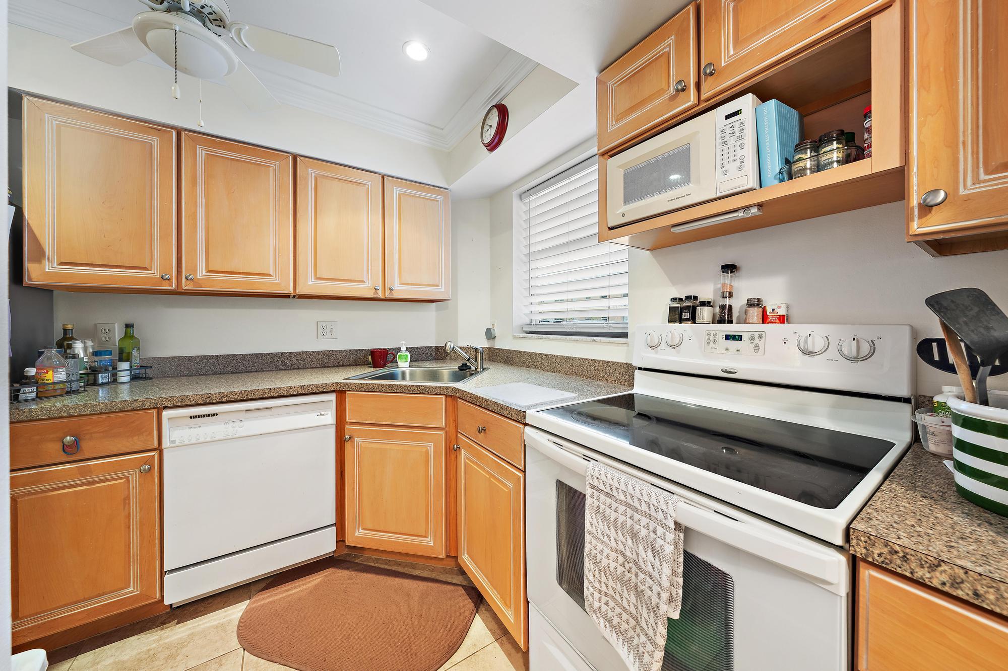 18081 SE Country Club Dr bldg 6 apt 51-9