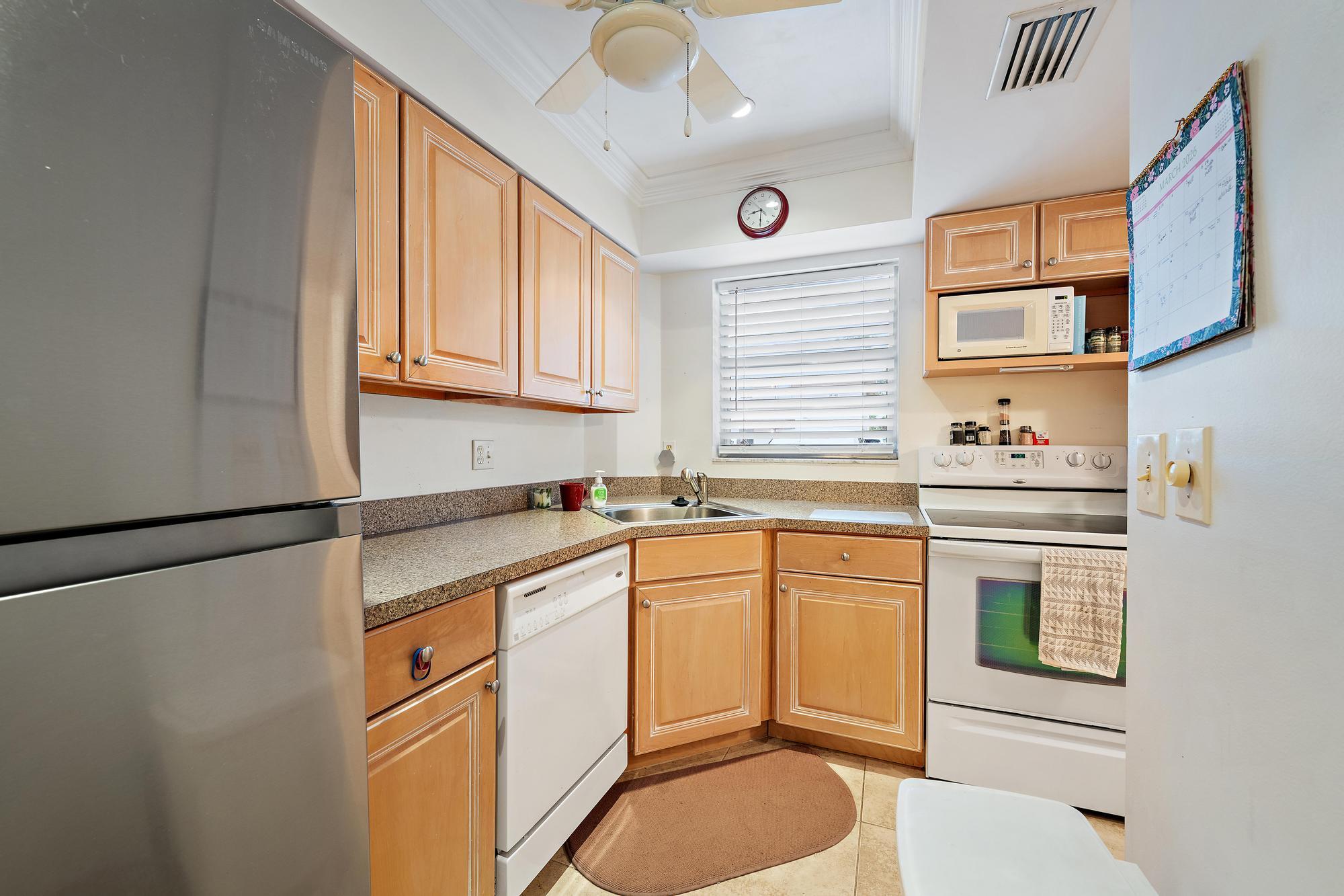 18081 SE Country Club Dr bldg 6 apt 51-2