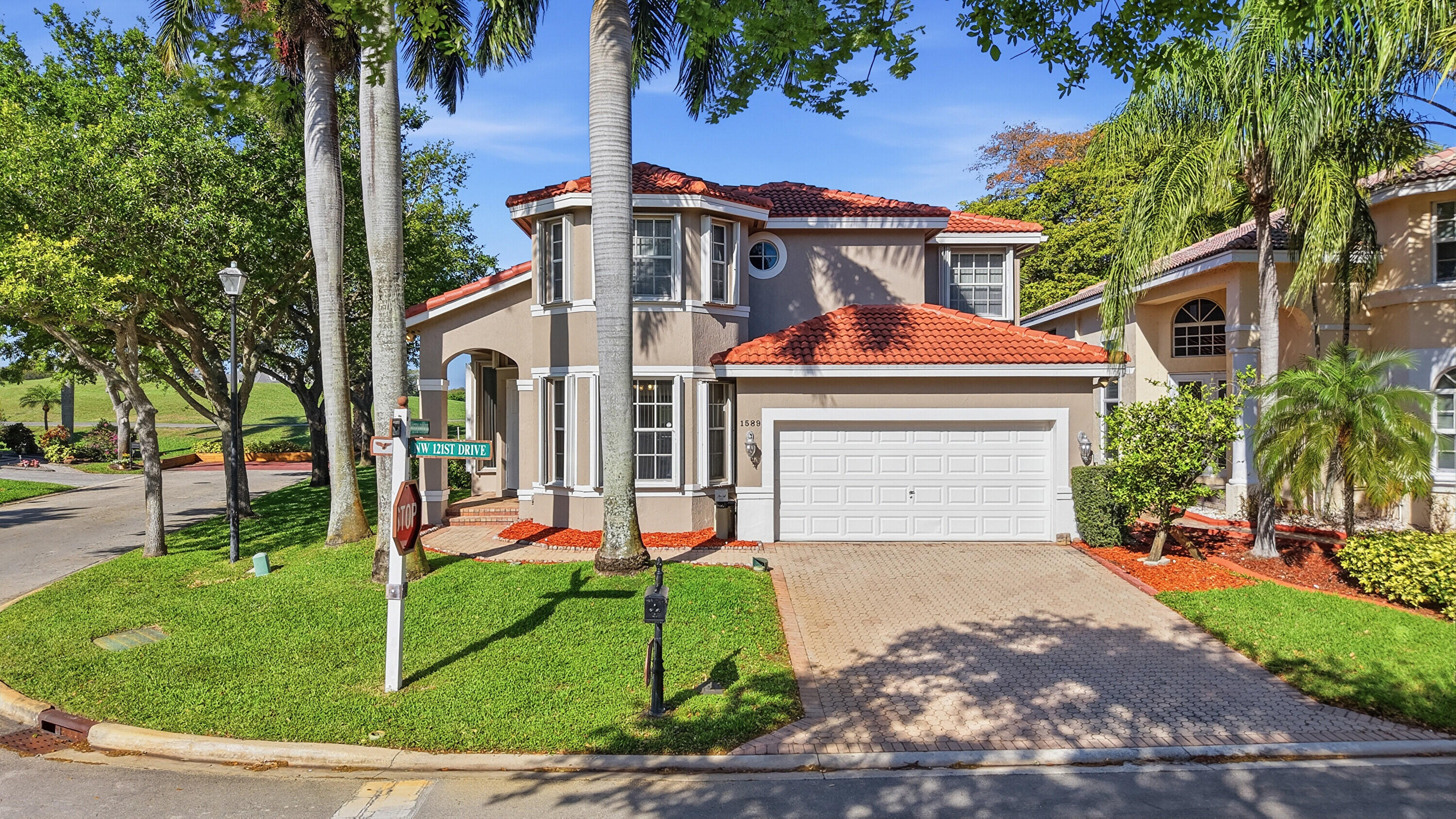 OVER-SIZED CORNER LOT ON THE 18TH HOLE WITH EXTRA DEEDED PARKING ON THE SIDE YARD. OVER-SIZED CORNER LOT ON THE 18TH HOLE WITH EXTRA DEEDED PARKING ON THE SIDE YARD.