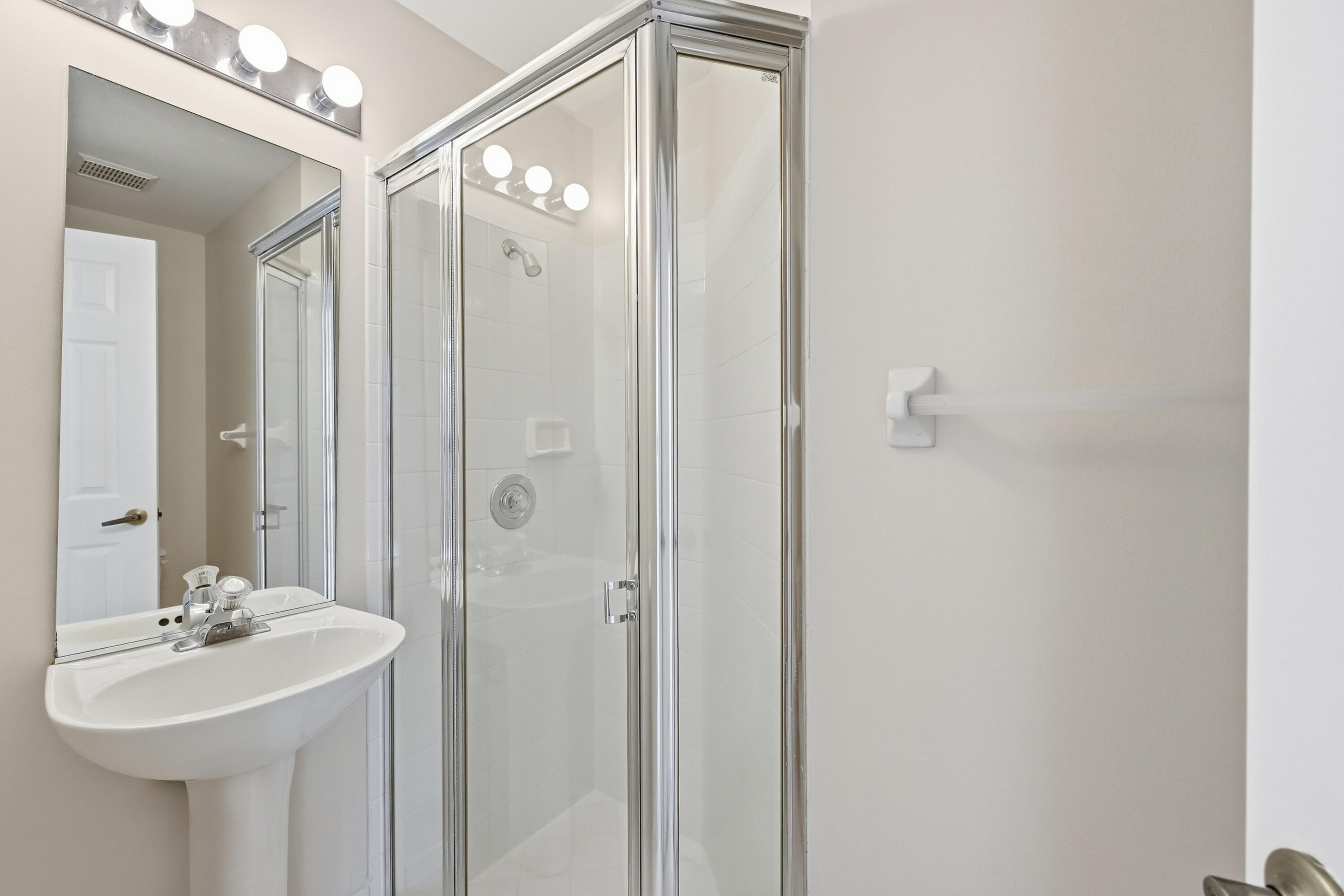 Full bath 1 st level by bedroom #2