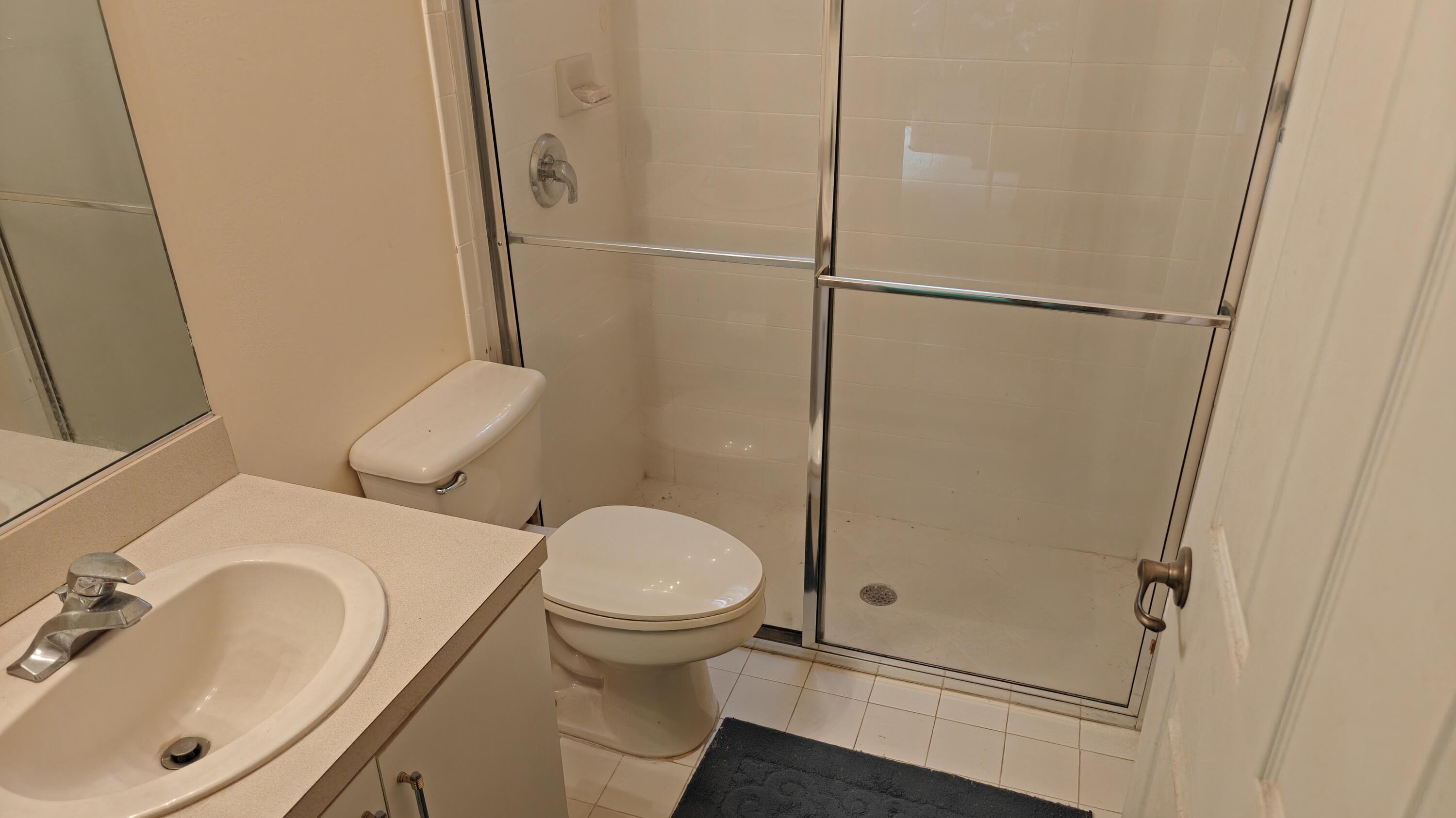 Secondary full bathroom