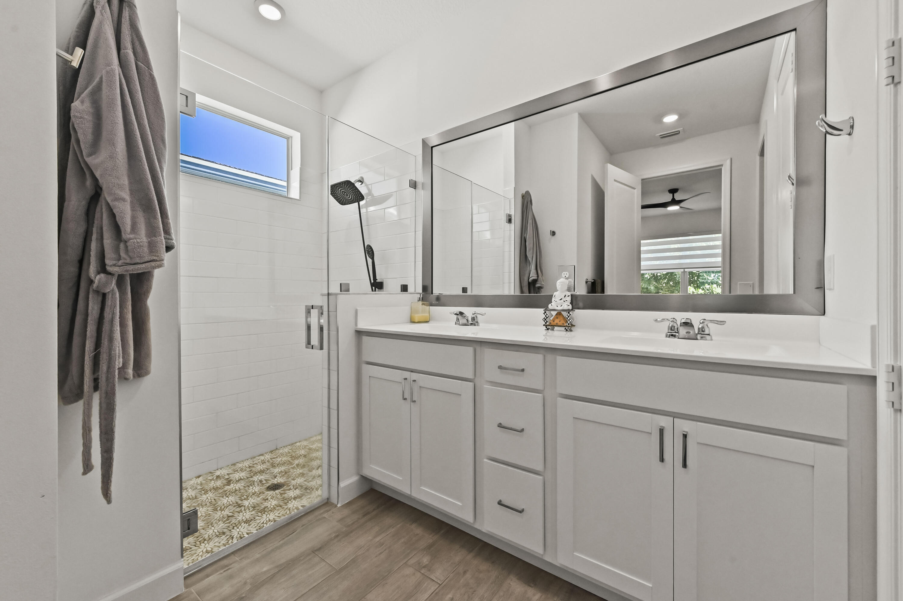27 Bathroom 01