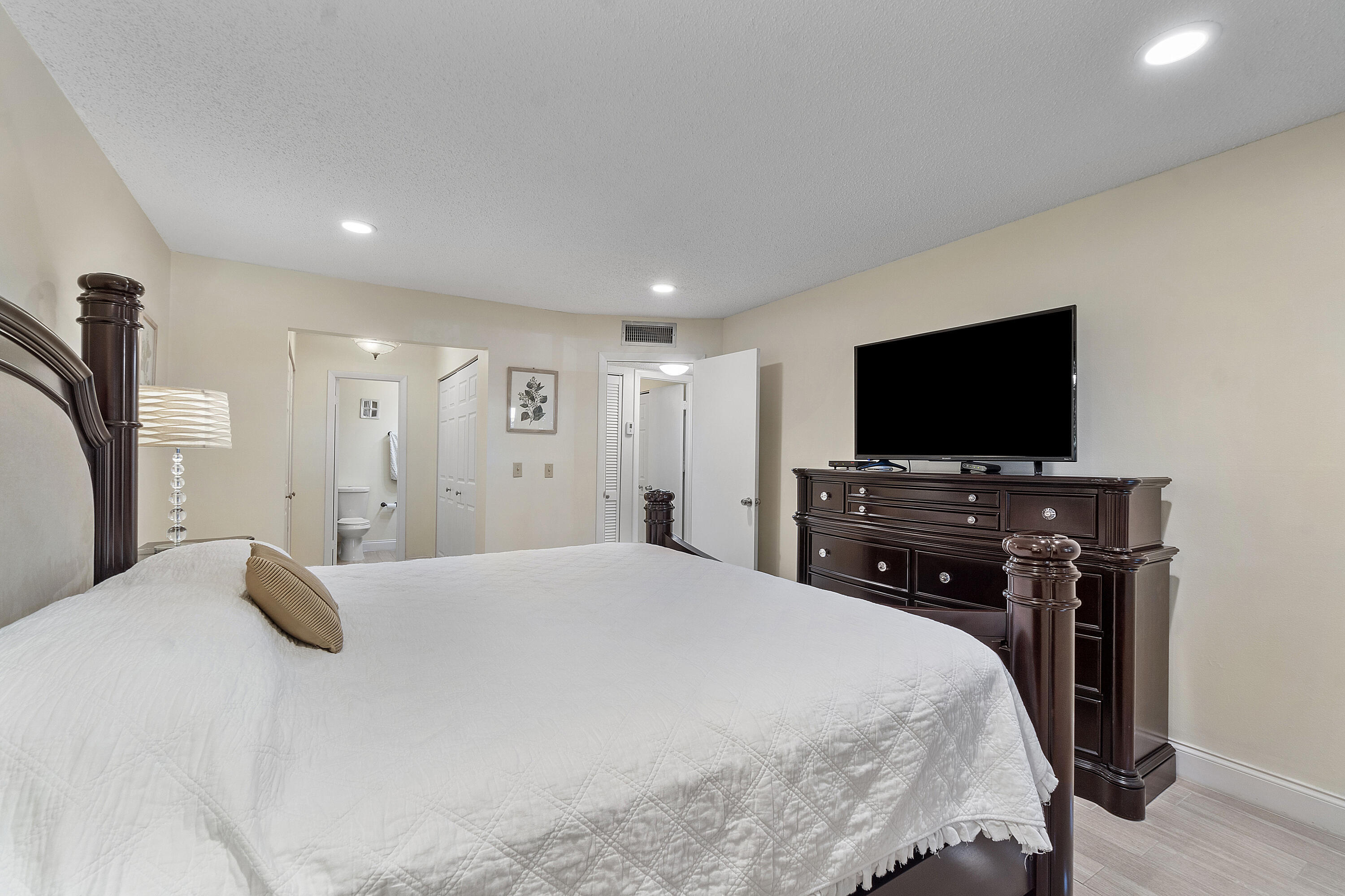 250 S Ocean Blvd U274_008
