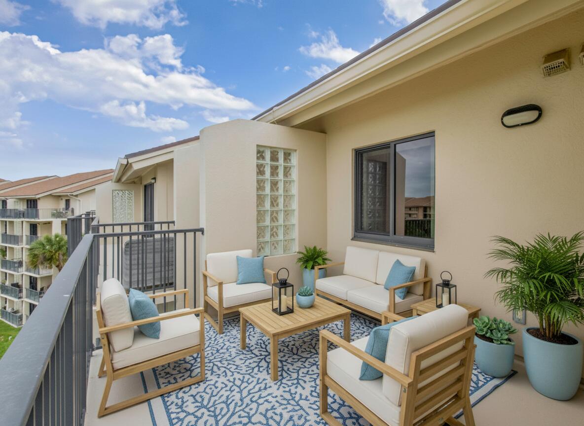 Overlooking lake, marina and amazing sunsets! Overlooking lake, marina and amazing sunsets!