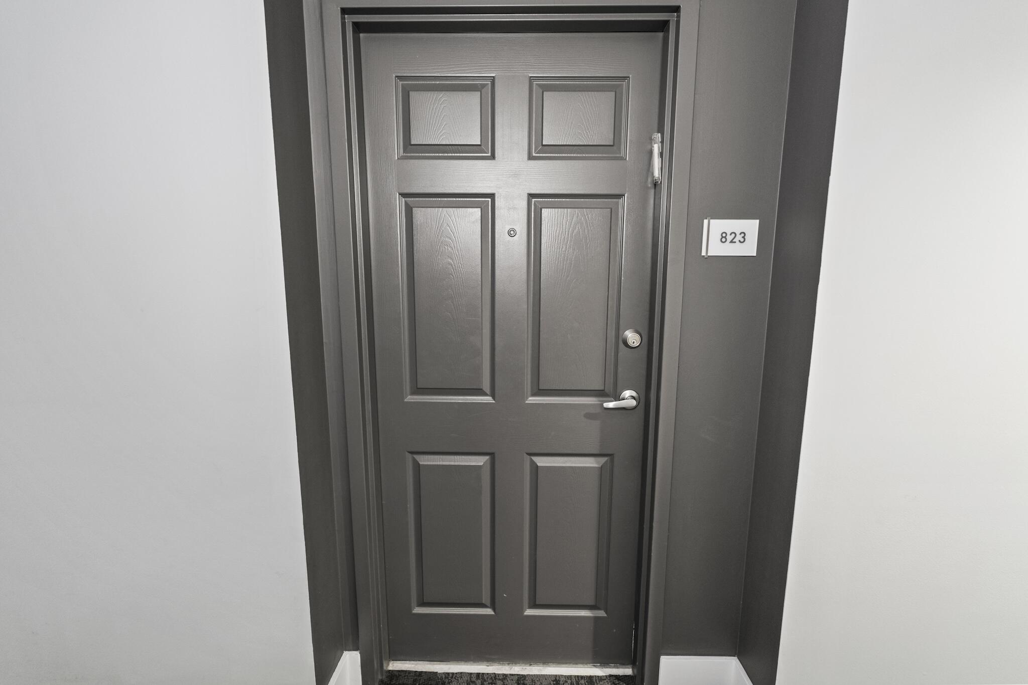Door 823