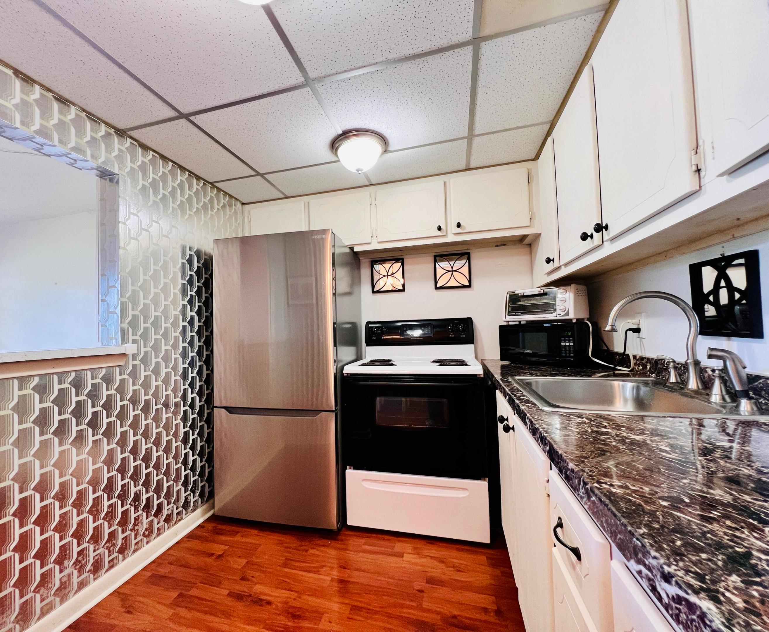 Nicely Maintained FIRST FLOOR 1/1 With CENTRAL AC (A Rare Feature for 1/1 Units) Nicely Maintained FIRST FLOOR 1/1 With CENTRAL AC (A Rare Feature for 1/1 Units)