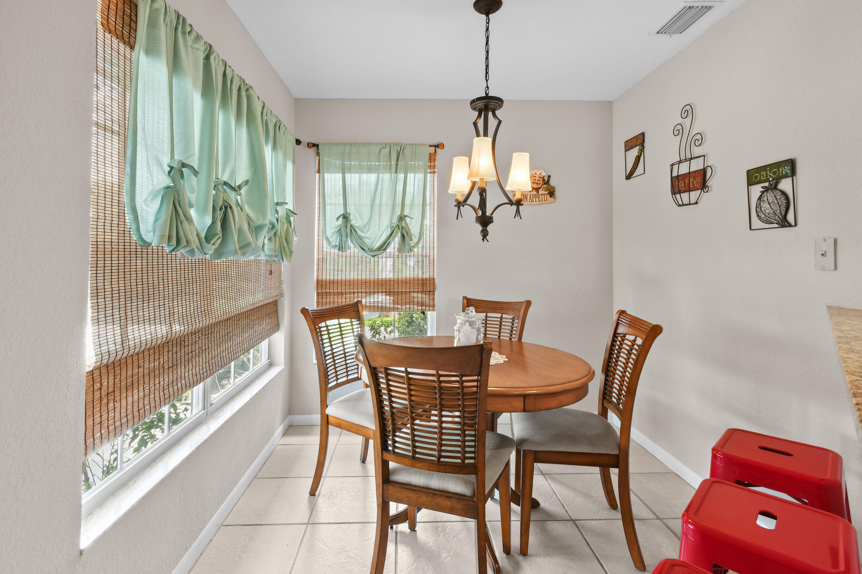 Eat-in kitchen