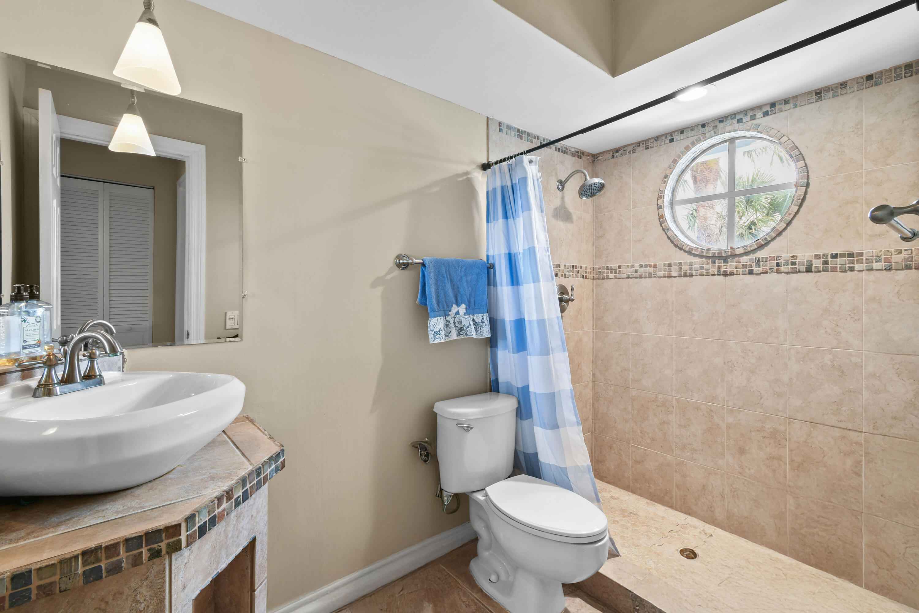 Full bath upstairs
