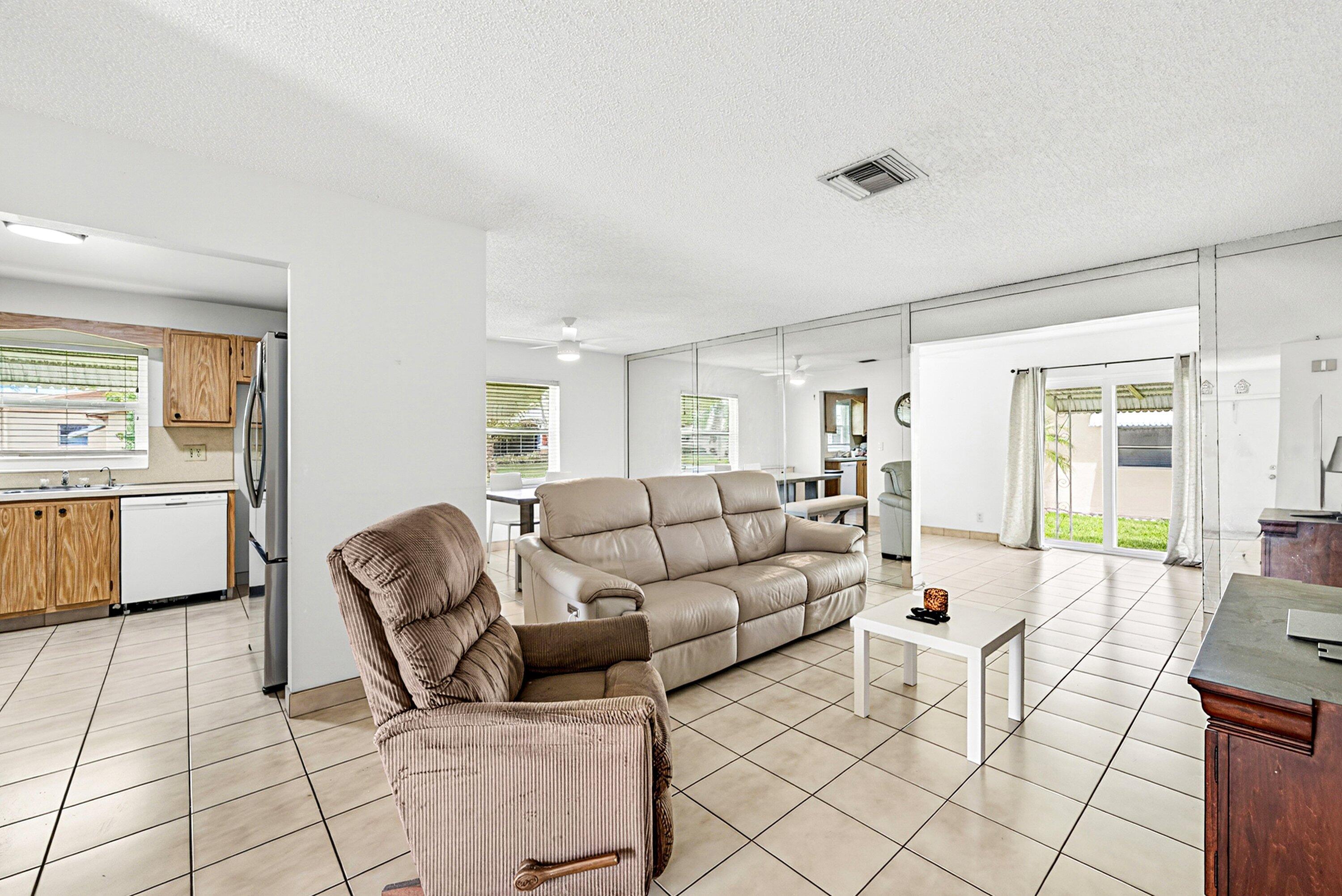 014-6061StanleyLane-DelrayBeach-FL-33484