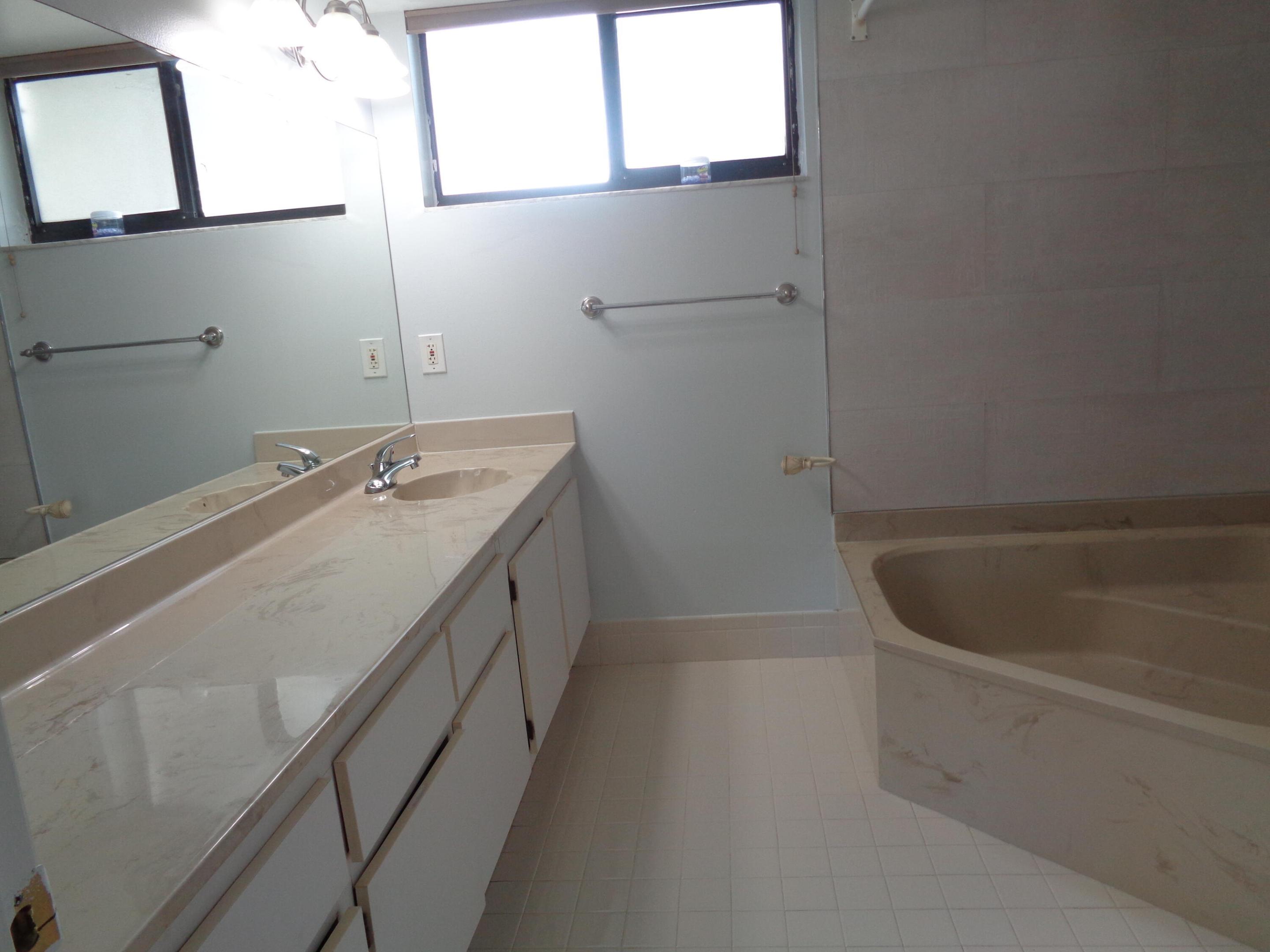 6328 Longboat Primary Bath