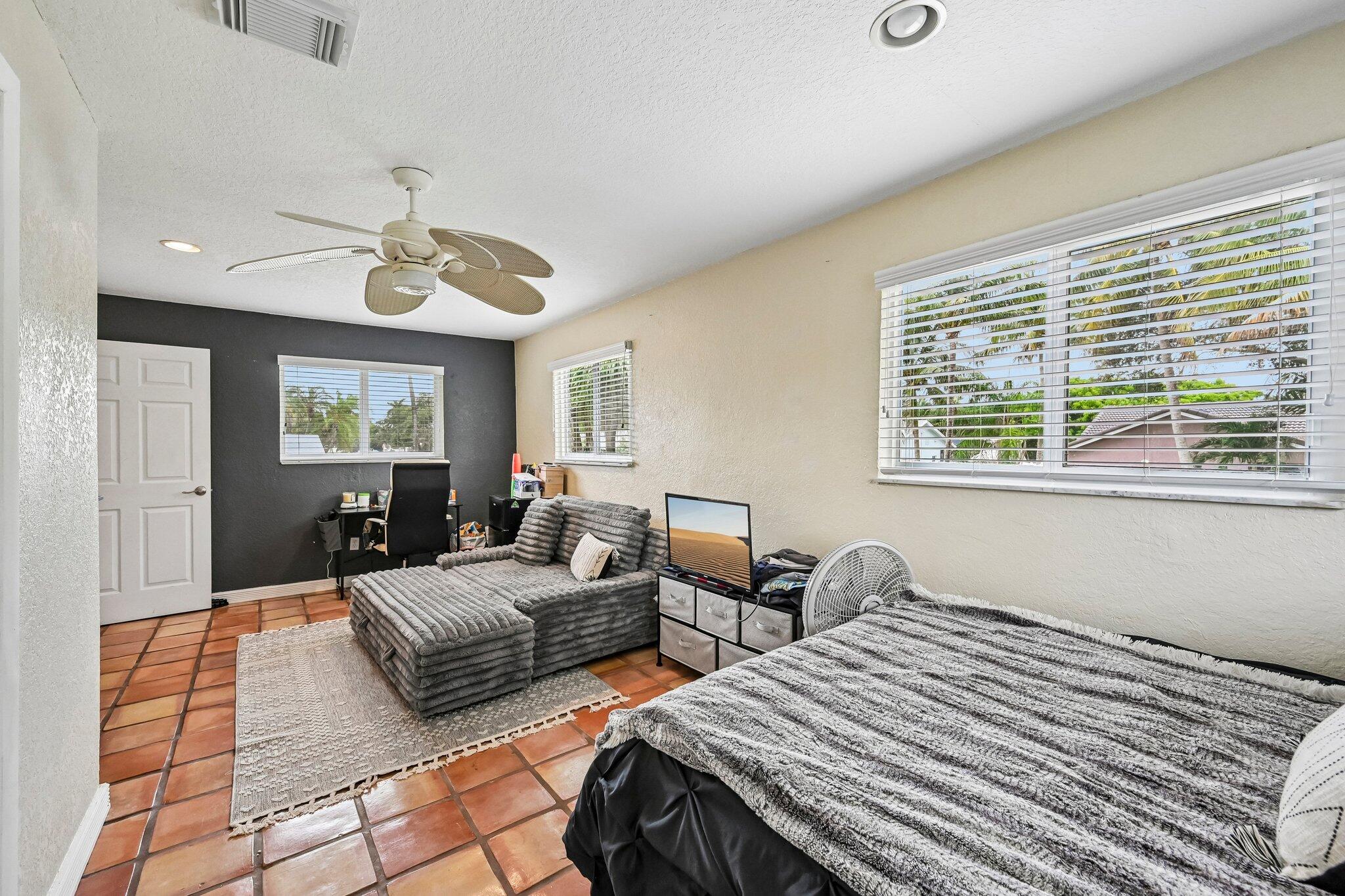 19-web-or-mls-NW 14th St-S2805-019