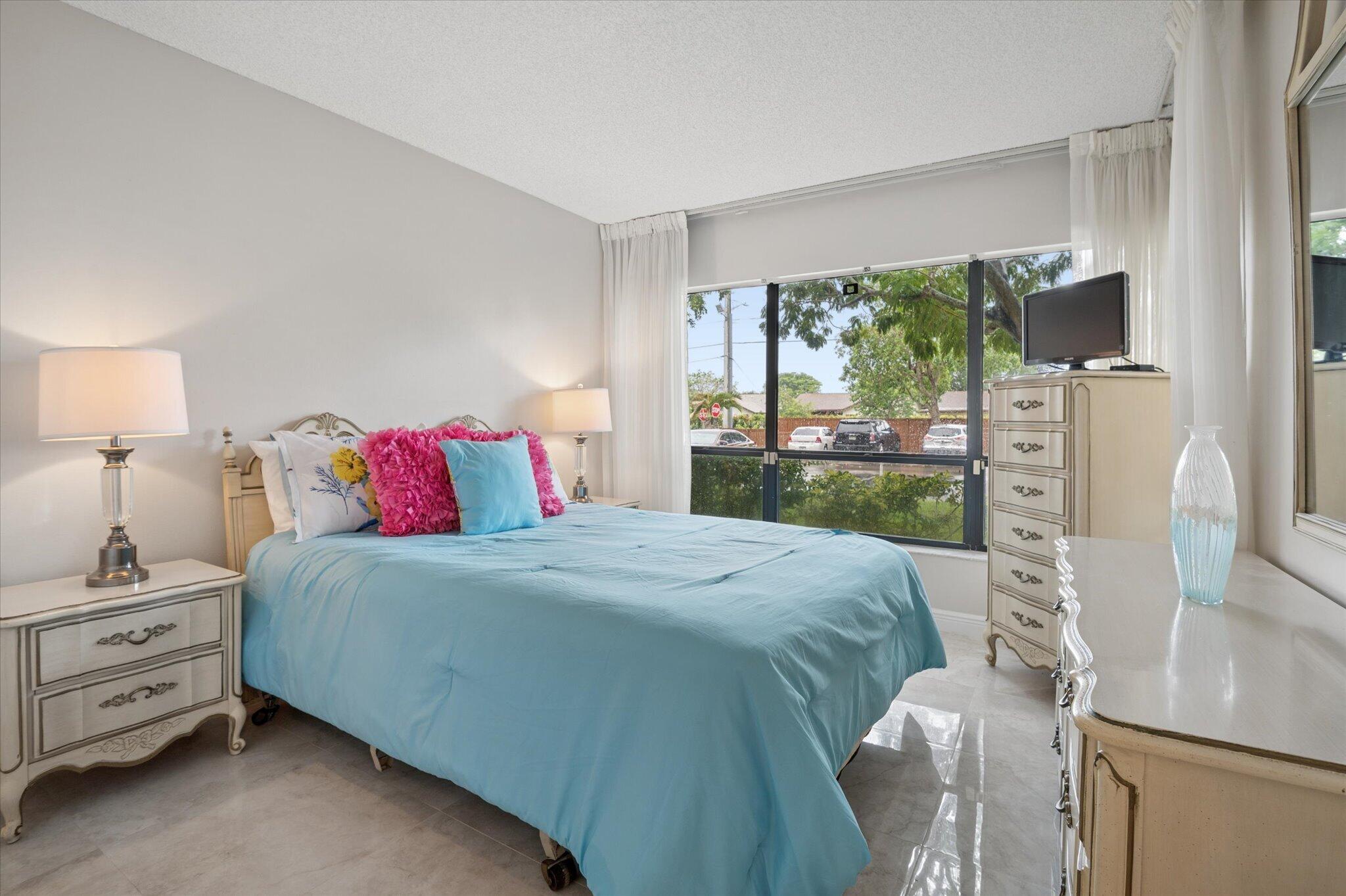 2307 SW 15th St #1-16 Guest bedroom