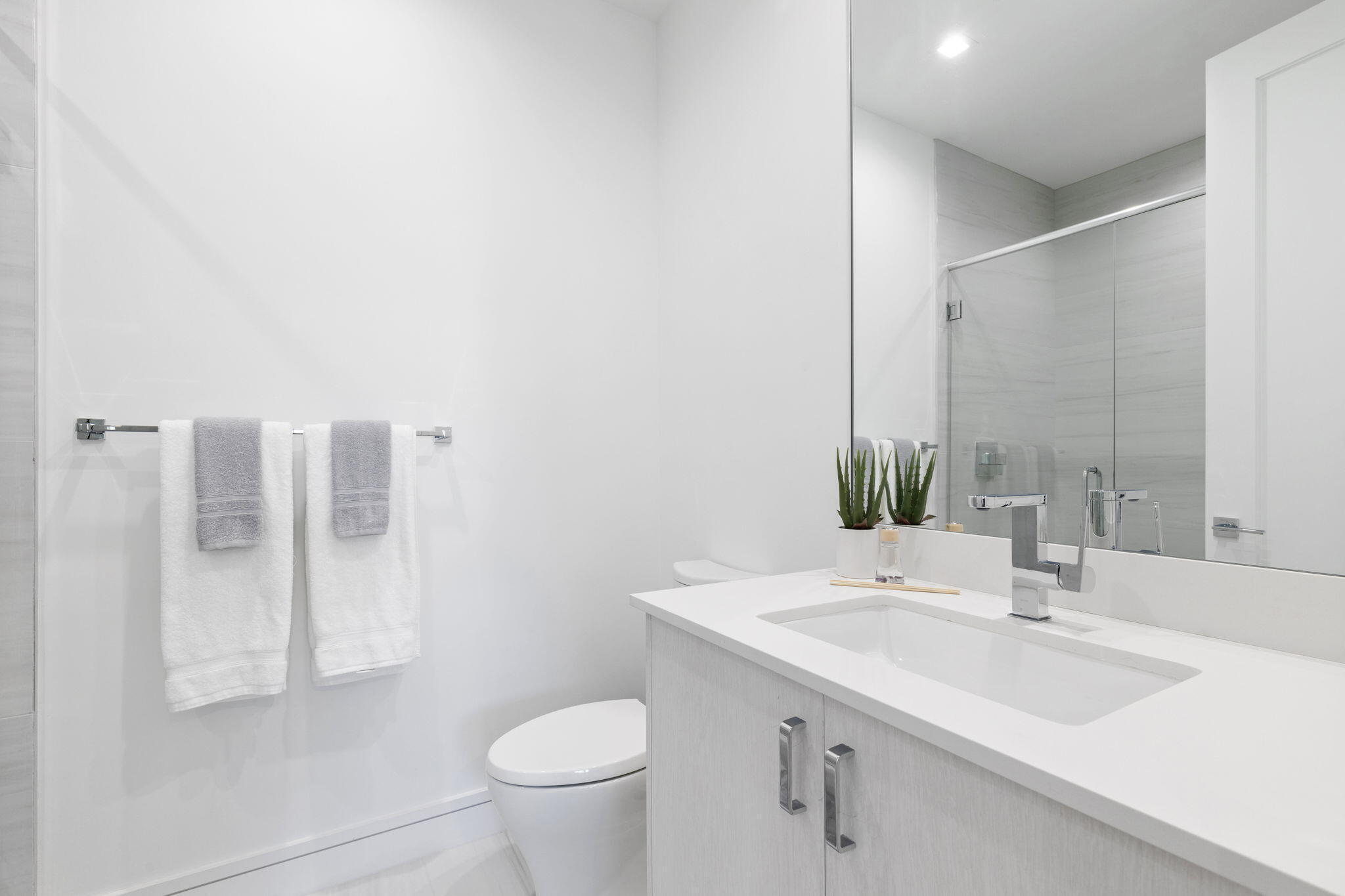 406 DOWNSTAIRS BATH